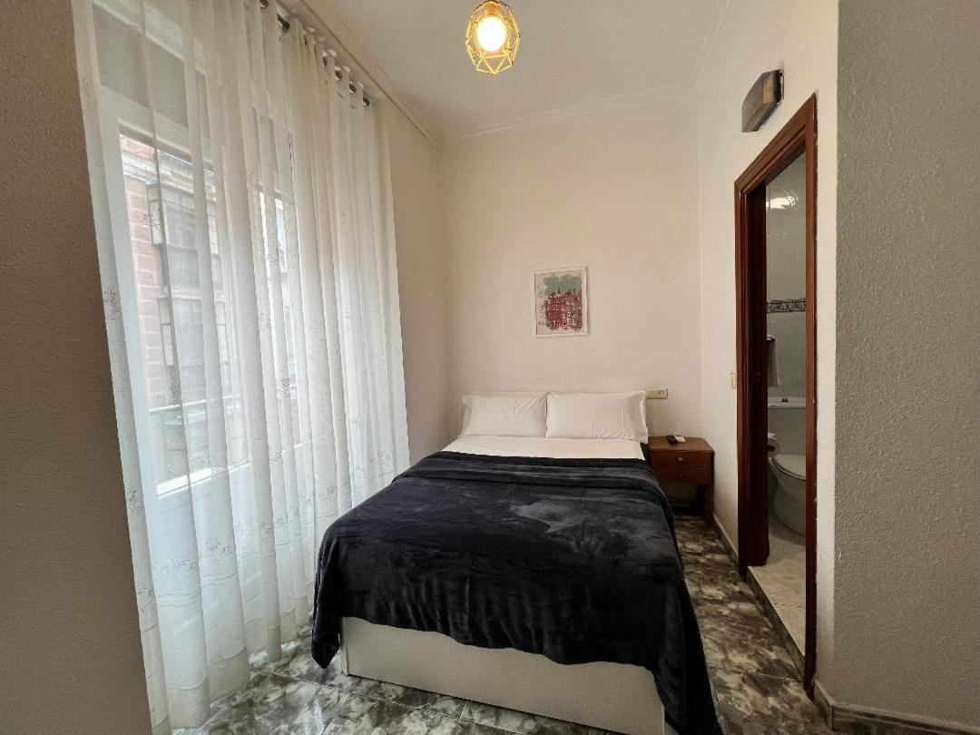 Hostal Palacios Fuencarral Madrid Exterior photo